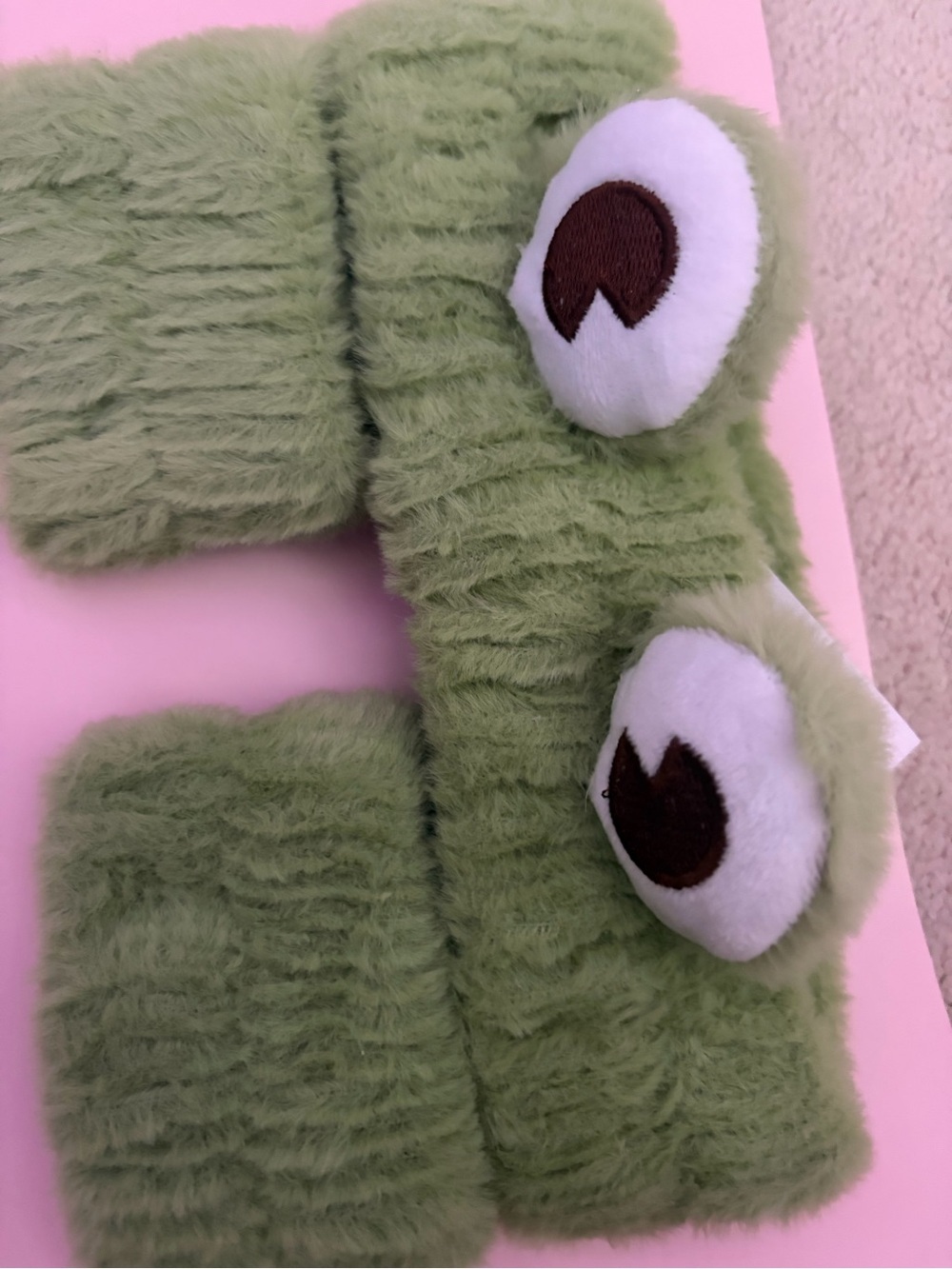 LA Express Beauty Green Fuzzy Eye Headband and Wrist Set - Picture 4 of 4